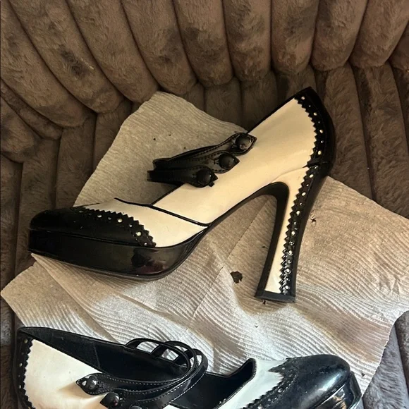 Ellie Elegant Black and White Pinup Heels - Picture 3 of 6